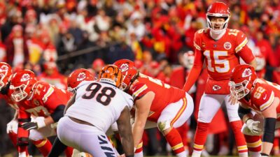 Patrick Mahomes and teammates on field