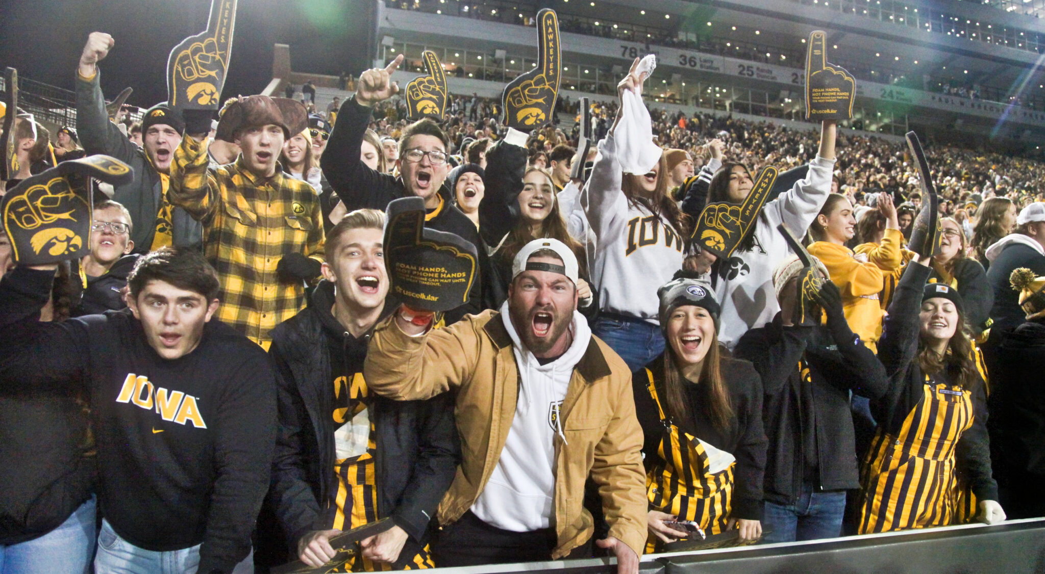 Iowa Golf Simulator Bar Pouring Free Beer Until Hawkeyes Score