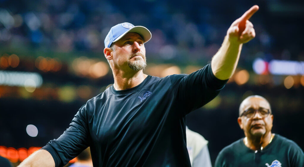 Dan Campbell pointing