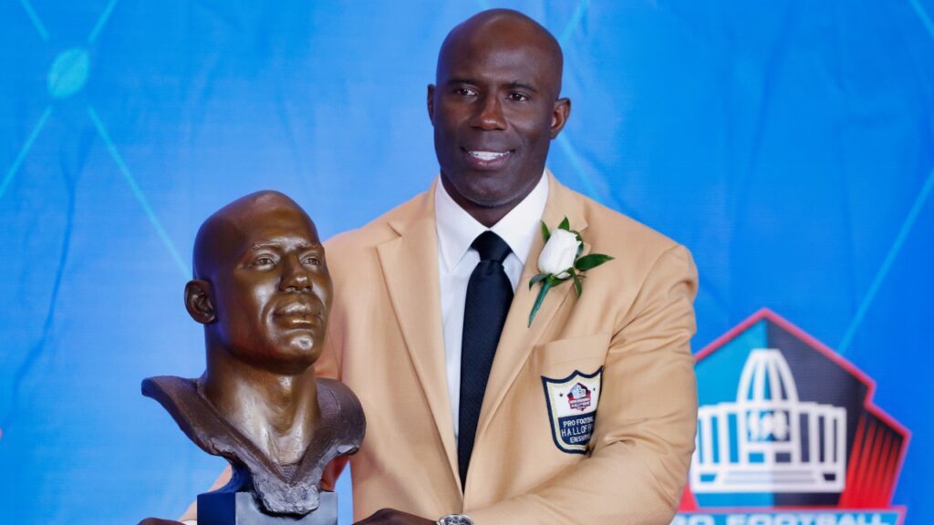 10 NFL Hall Of Famers Who Should Be Immediately Removed From The HOF