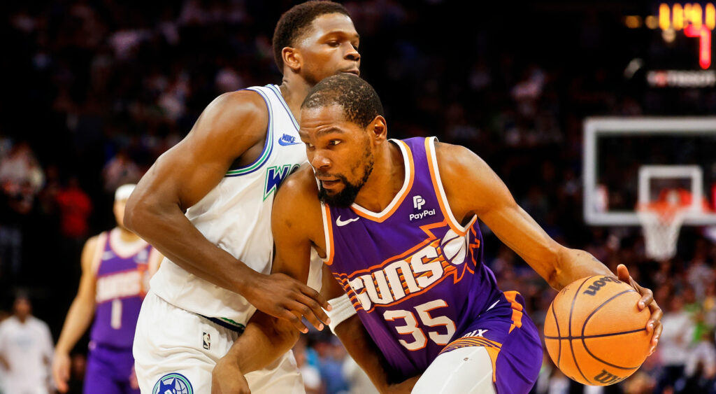 Kevin Durant drivign against Anthony Edwards