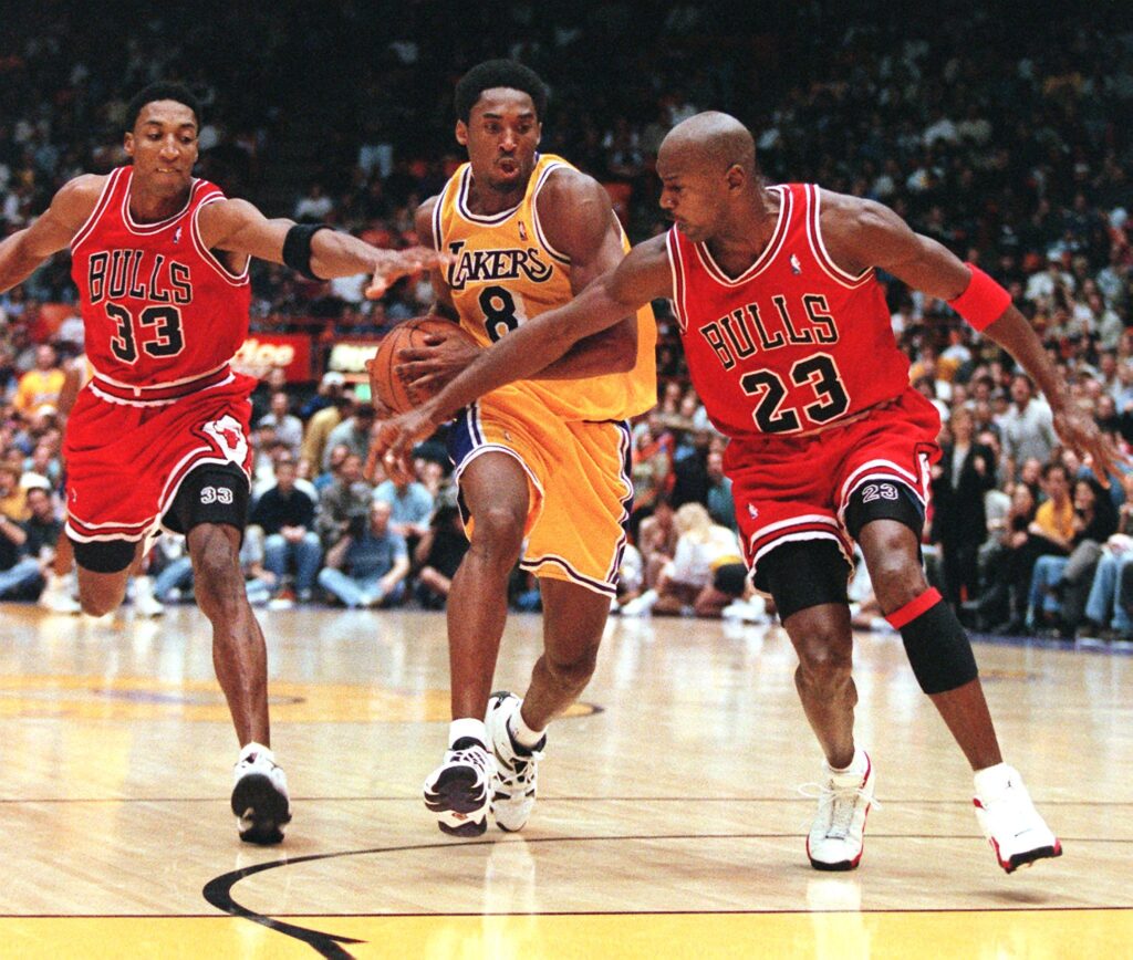 Scottie Pippen (L) and Michael Jordan of the Chica