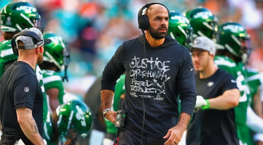 Robert Saleh on sidelines with Jets players