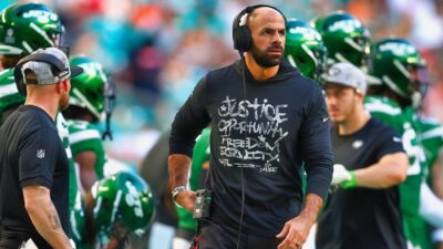 Robert Saleh on sidelines with Jets players