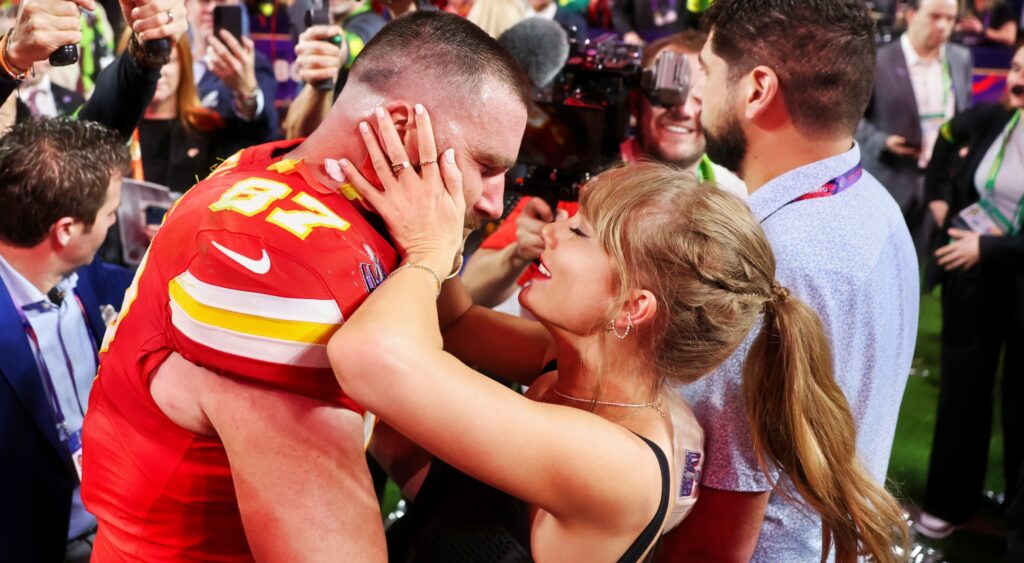Travis Kelce and Taylor Swift embrace after game.