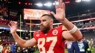 Travis Kelce raising his hands