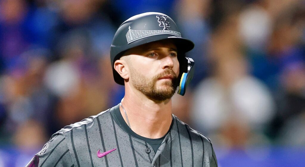 Pete Alonso of New York Mets looking on.