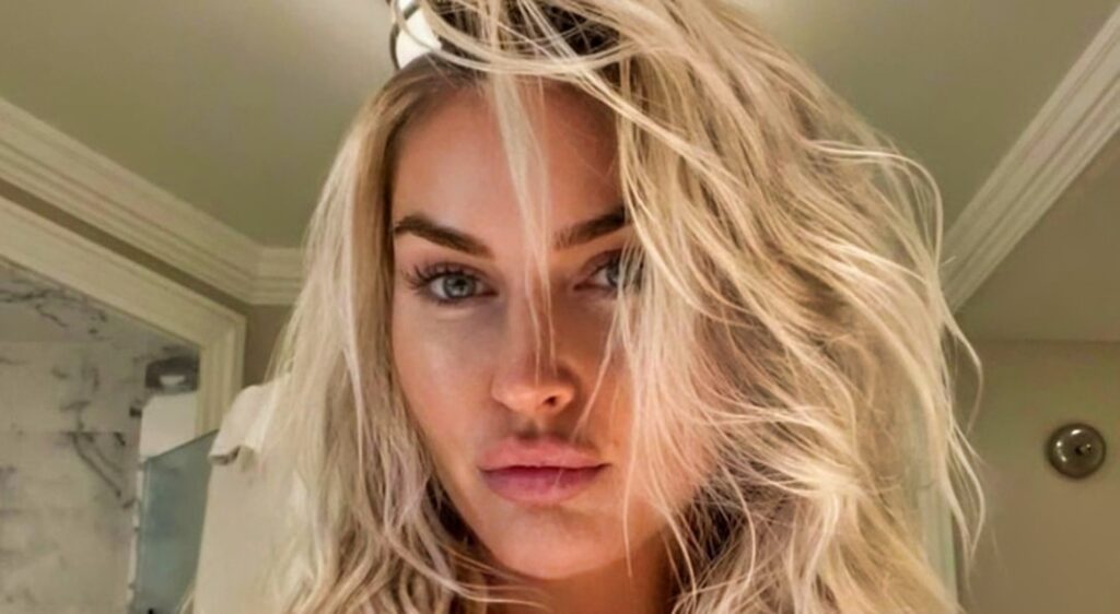 Charley Hull poses for a selfie.