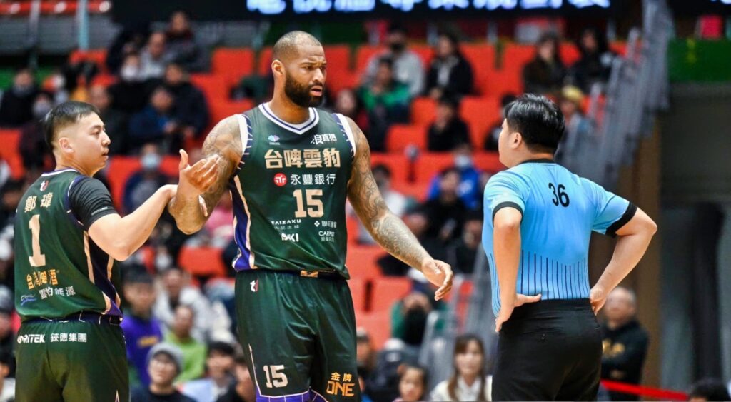 Demarcus Cousins arguing with a referee during a game.