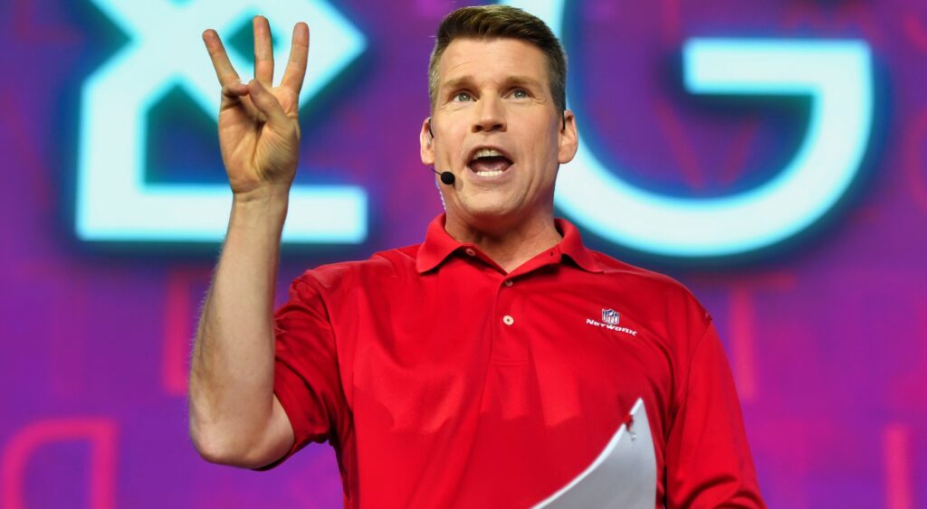 Scott Hanson holding up fingers