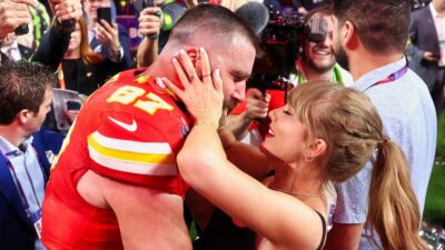 Travis Kelce and Taylor Swift kising