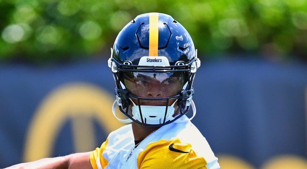 Justin Fields of Pittsburgh Steelers throwing football.