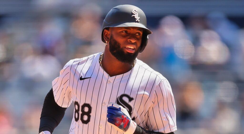 Luis Robert Jr. of Chicago White Sox looking on.