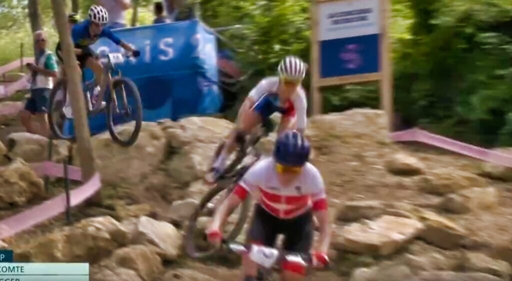 Loana Lecomte falling over bike 