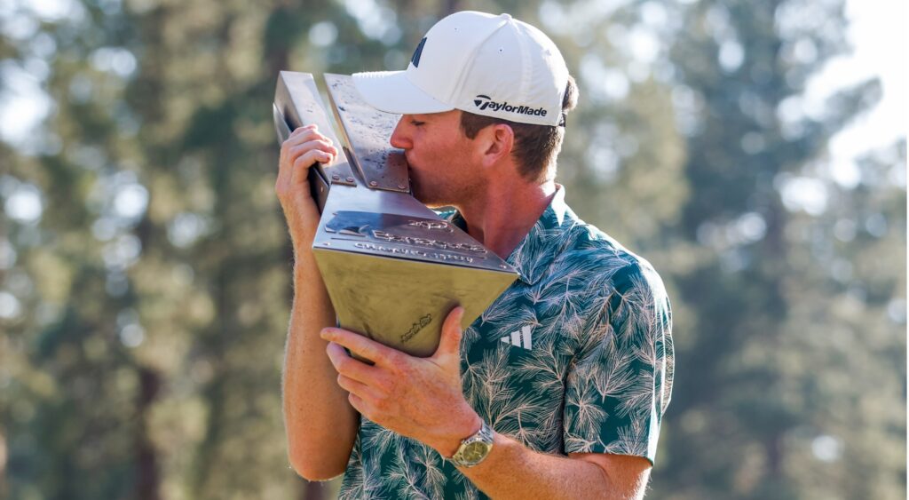 Nick Dunlap kissing the Barracuda Championship trophy