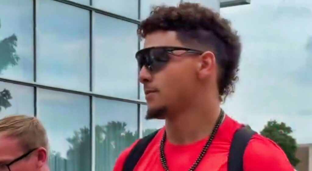 Patrick Mahomes shows up at Chiefs training camp.