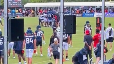 Stefon Diggs and Texans teammates on field