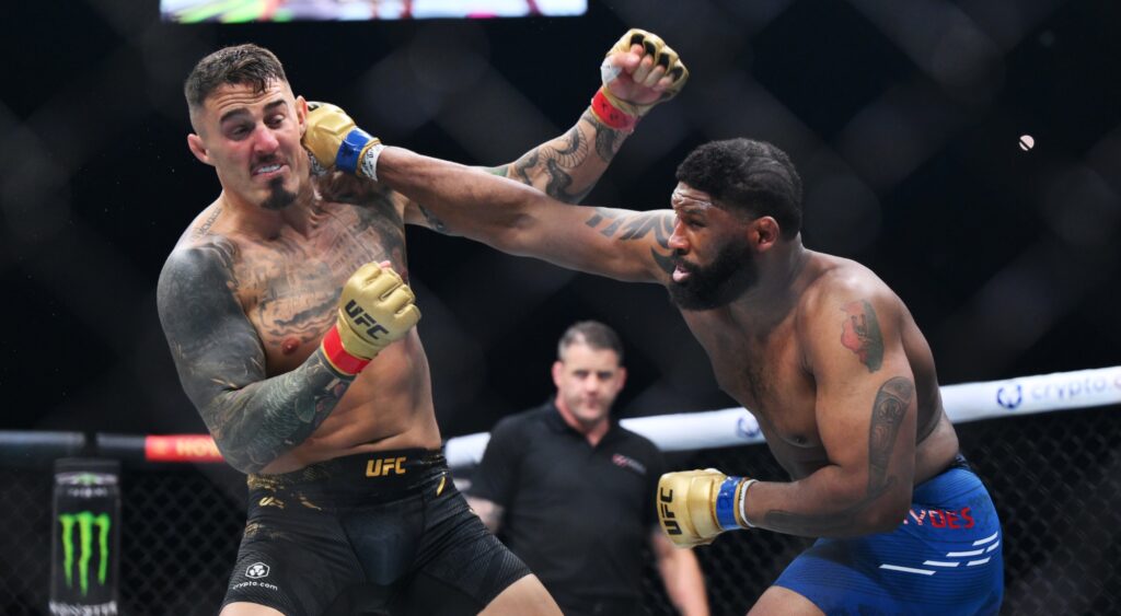  Curtis Blaydes punches Tom Aspinall