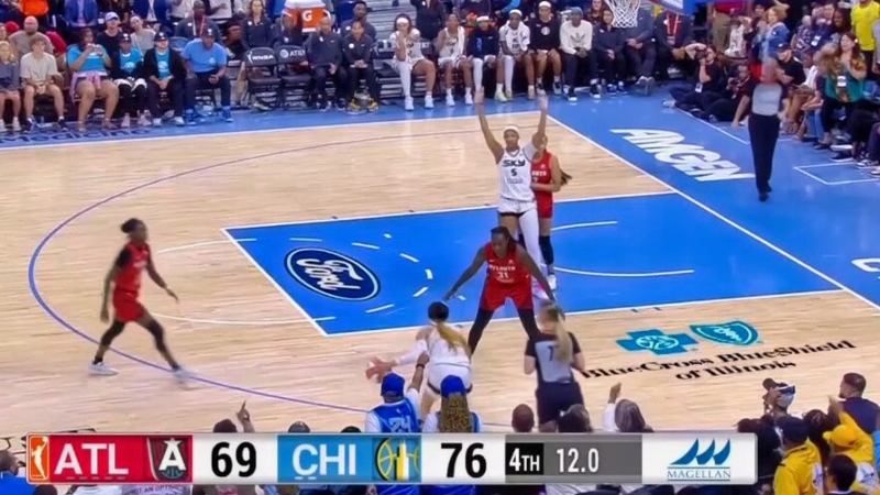 Angel Reese of Chicago Sky waving for a pass.