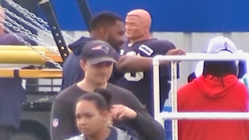 Jerod Mayo speaking to Matthew Judon at New England Patriots practice.