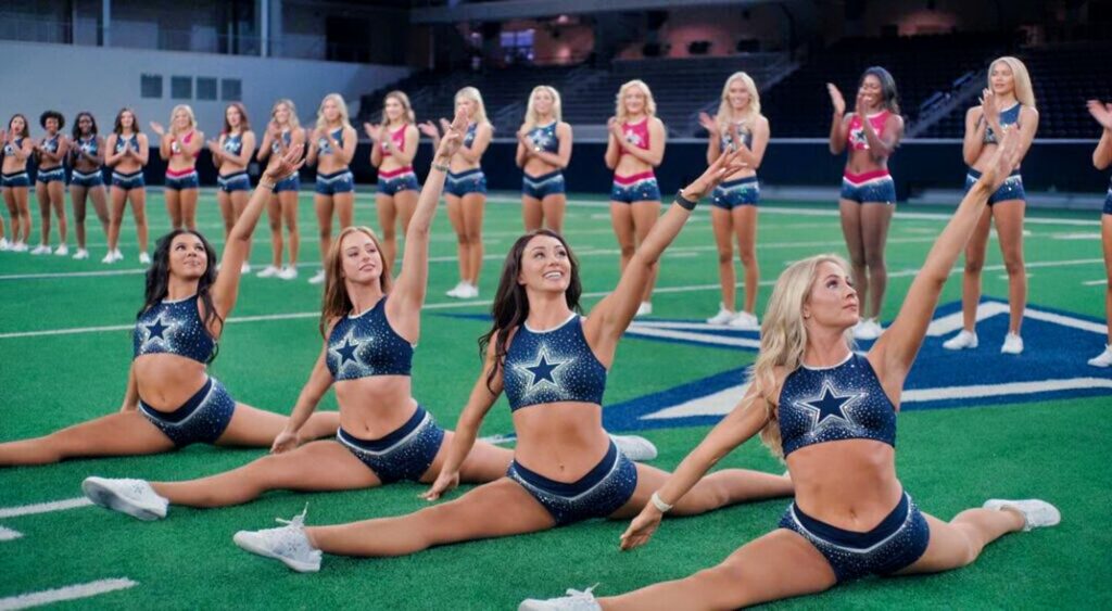 Claire Wolford and the Dallas Cowboys cheerleaders doing the splits