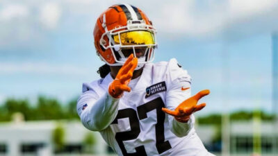 D'Onta Foreman about to make a catch