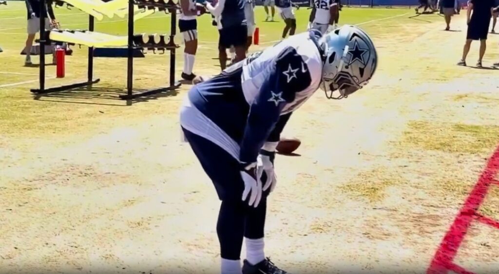 Ezekiel Elliott bending over