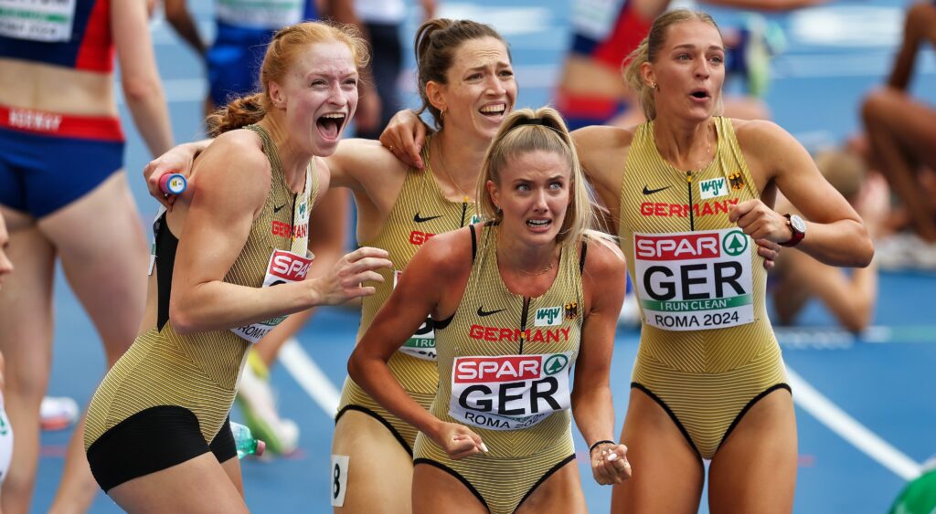 Skadi Schier, Alica Schmidt, Luna Bulmahn y Eileen Demes en maillot en una carrera de relevos