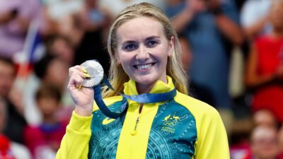 Ariarne Titmus holding up medal