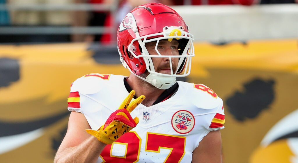 Travis Kelce holding two fingers up