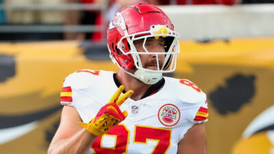 Travis Kelce holding two fingers up