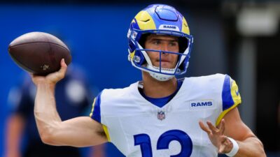 Stetson Bennett throwing football