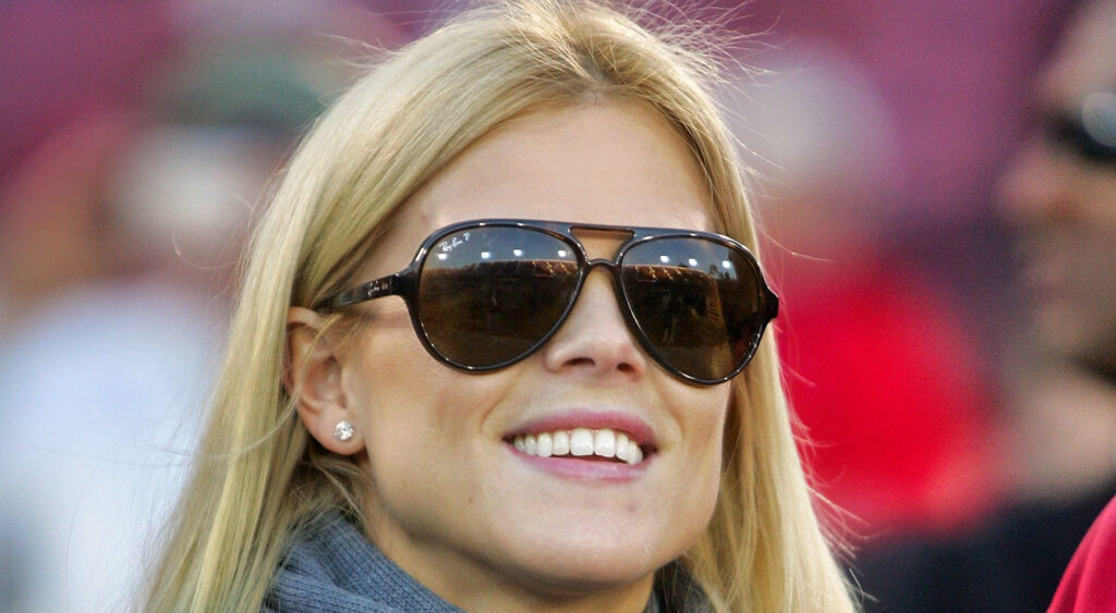 Elin Nordegren smilng