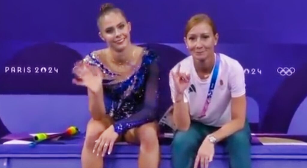 Noemi Gelle sitting next to Fanni Pigniczki 