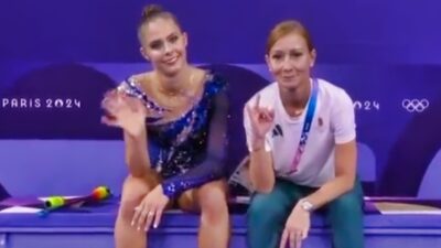 Noemi Gelle sitting next to Fanni Pigniczki