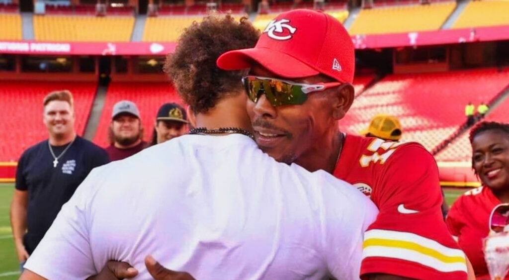 Patrick Mahomes hugging father Patrick Mahomes Sr.