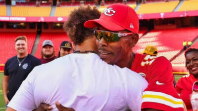 Patrick Mahomes hugging father Patrick Mahomes Sr.