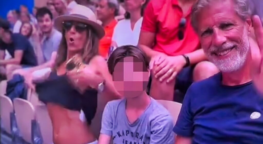 Mother flashes during Iga Swiatek tennis match at Olympics.