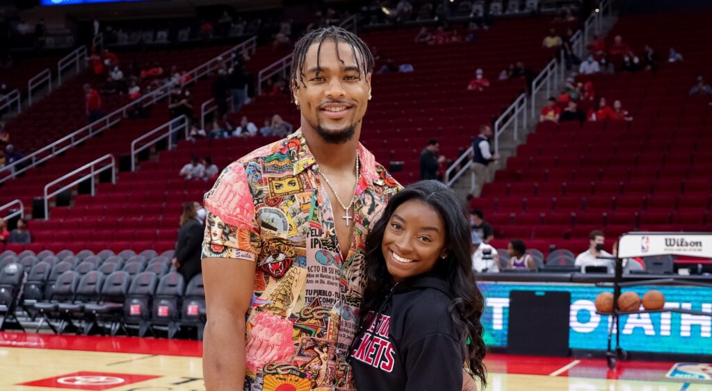 Simone Biles and Jonathan Owens taking a pitcure