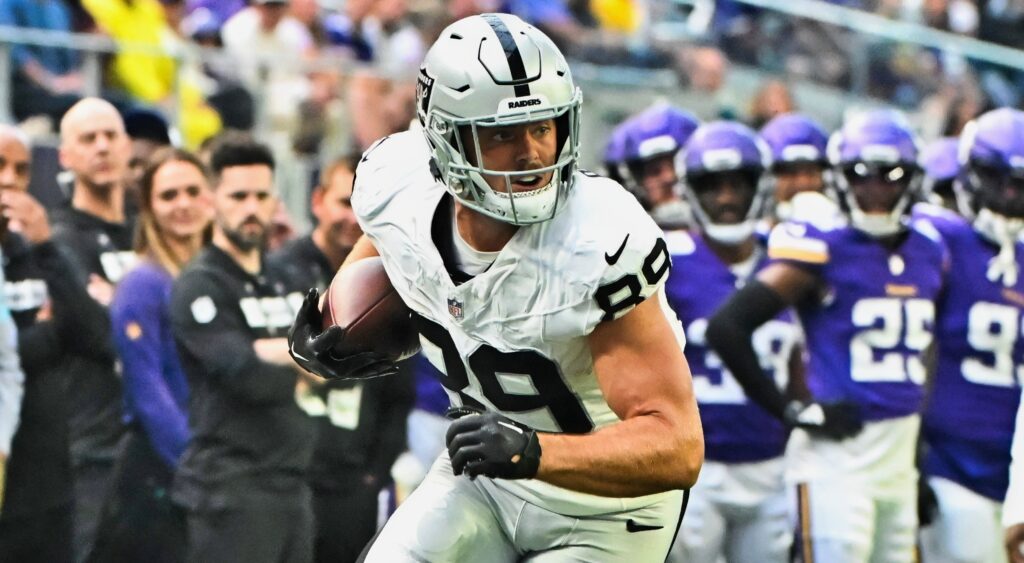 Brock Bowers running with the ball after a catch.