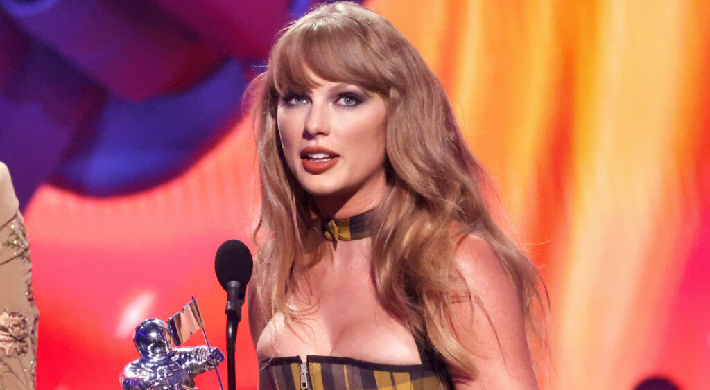 Taylor Swift accepting award