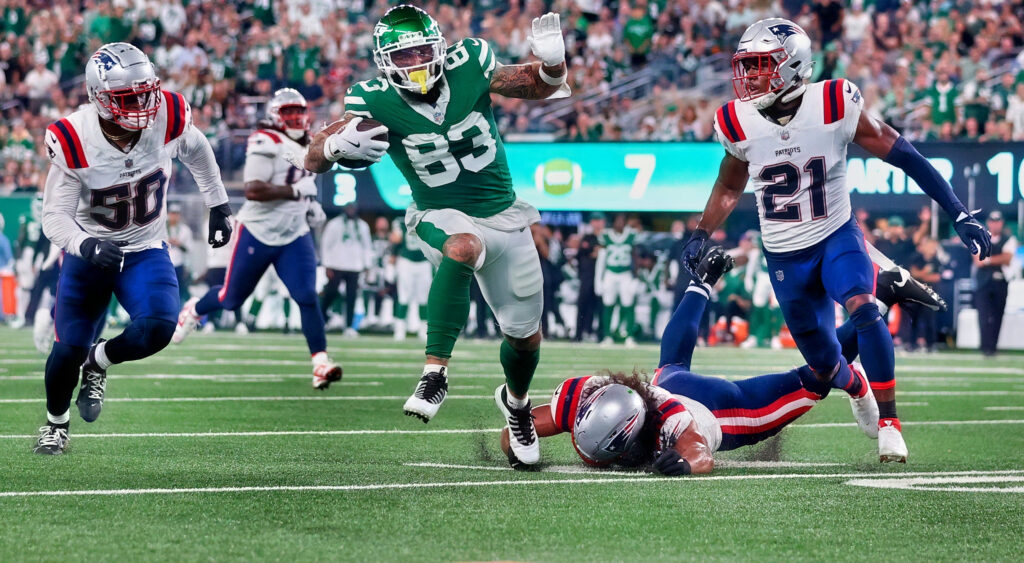 Tyler Conklin breaking tackle during Patriots-Jets Thursday Night Football game