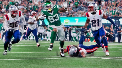 Tyler Conklin breaking tackle during Patriots-Jets game