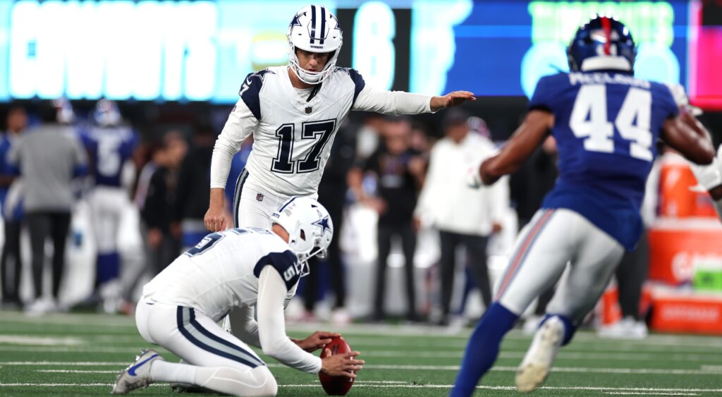 Brandon Aubrey kicking field goal