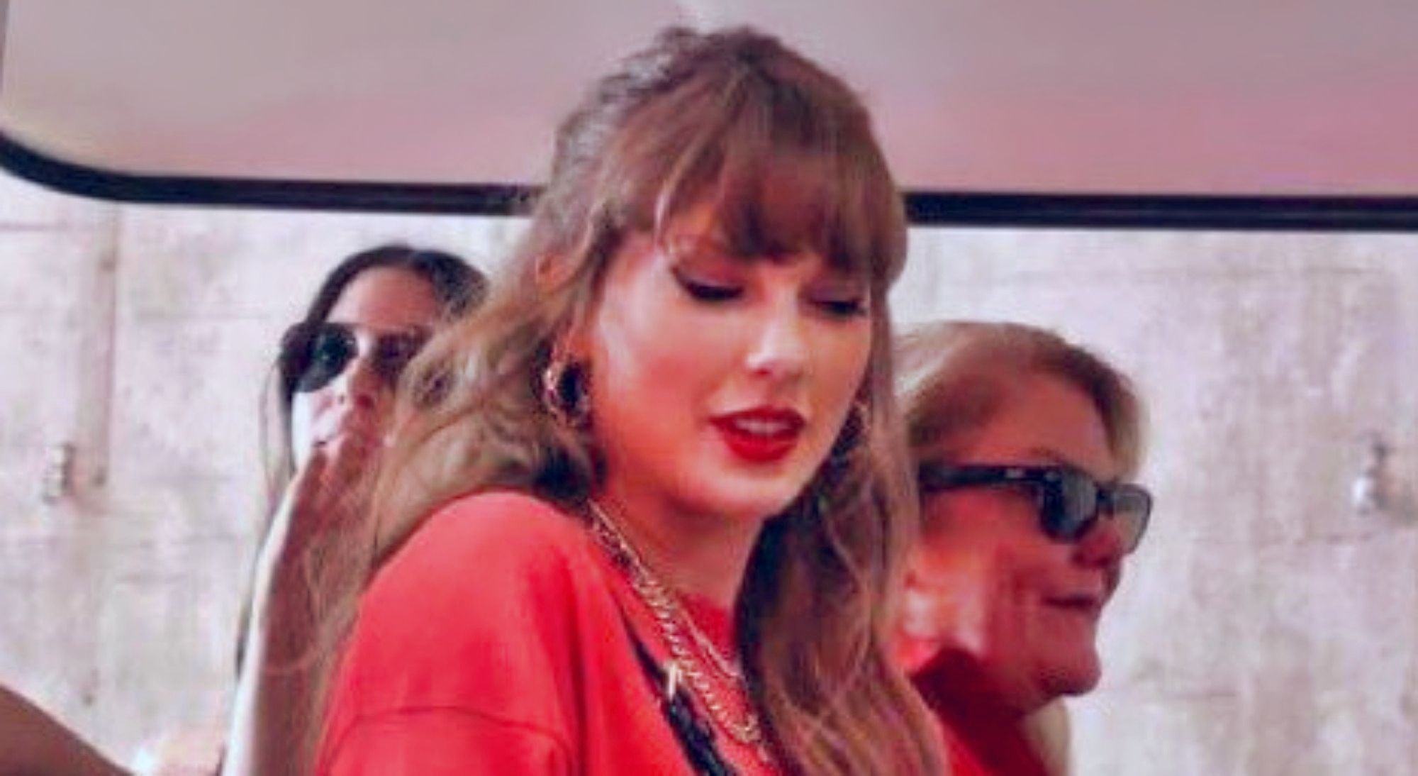 VIDEO Everyone Is Loving Taylor Swift's Kansas City ChiefsThemed