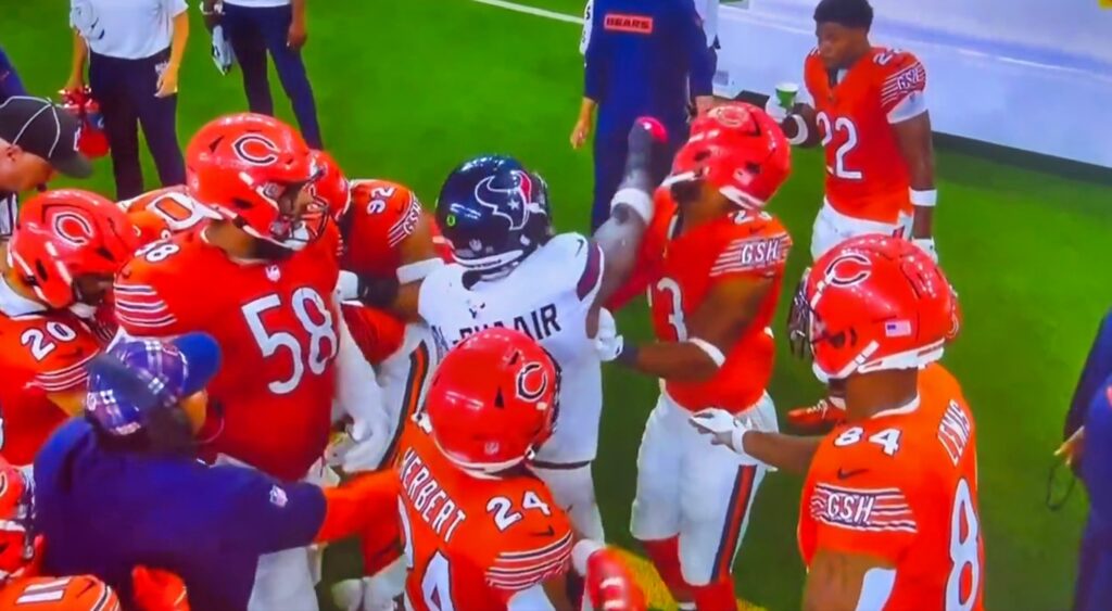 Azeez Al-Shaair punches Bears player on the sideline.