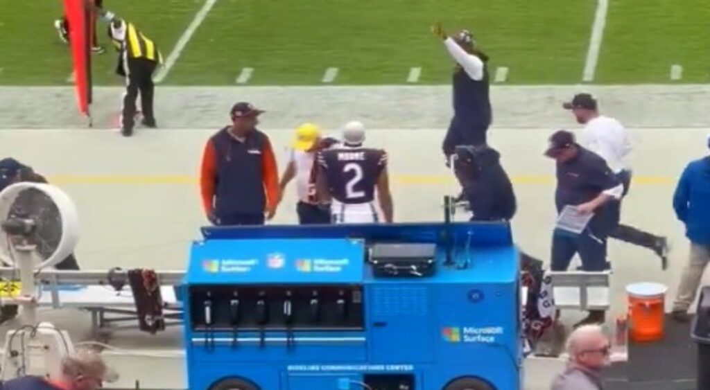 DJ Mooe of Chicago Bears reacts on sidelines.