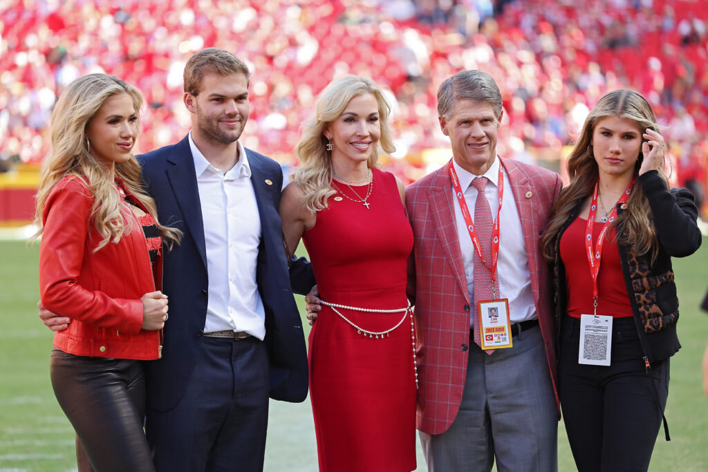 Clark Hunt's family net worth