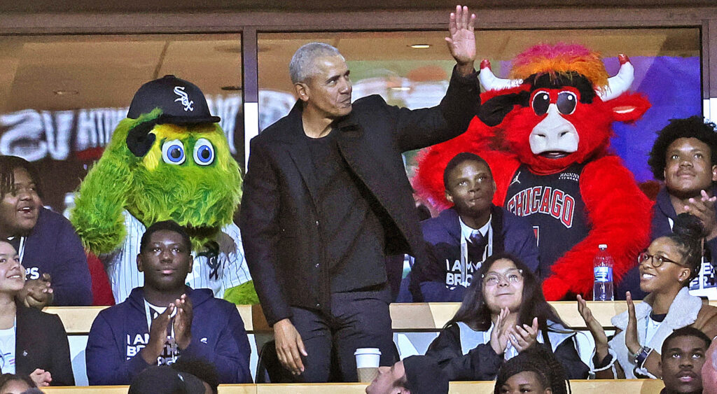 Barack Obama waving to crowd