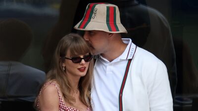 Travis Kelce kissing Taylor Swift